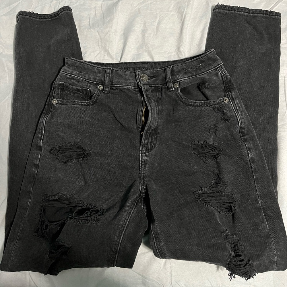 AMERICAN EAGLE DISTRESSED MOM JEAN